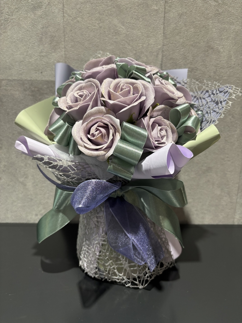 世界にひとつだけ。きらめく紫のソープフラワースタンド