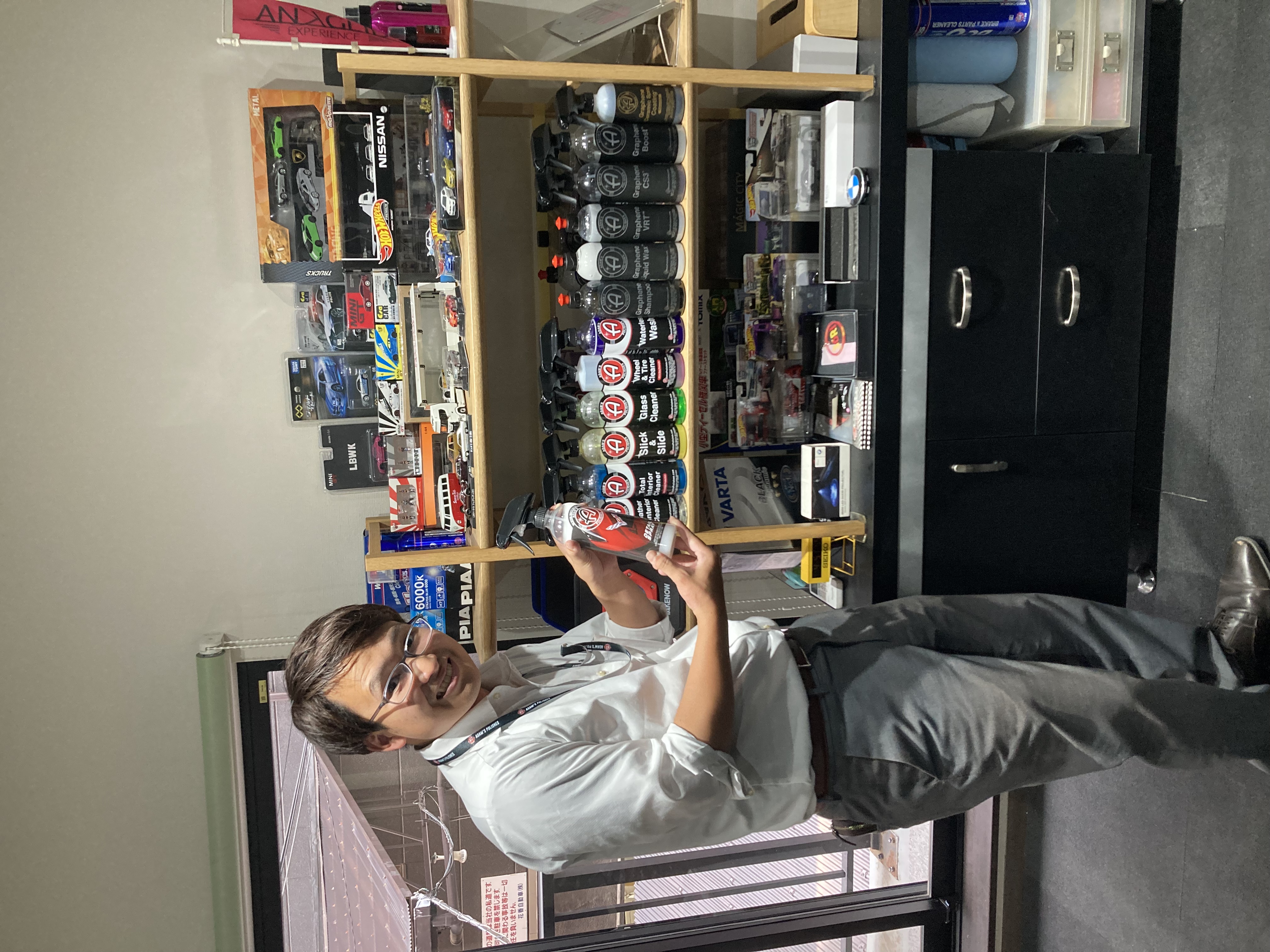 アダムスポリッシュさんの担当の横田さんが納品で来店してくれました