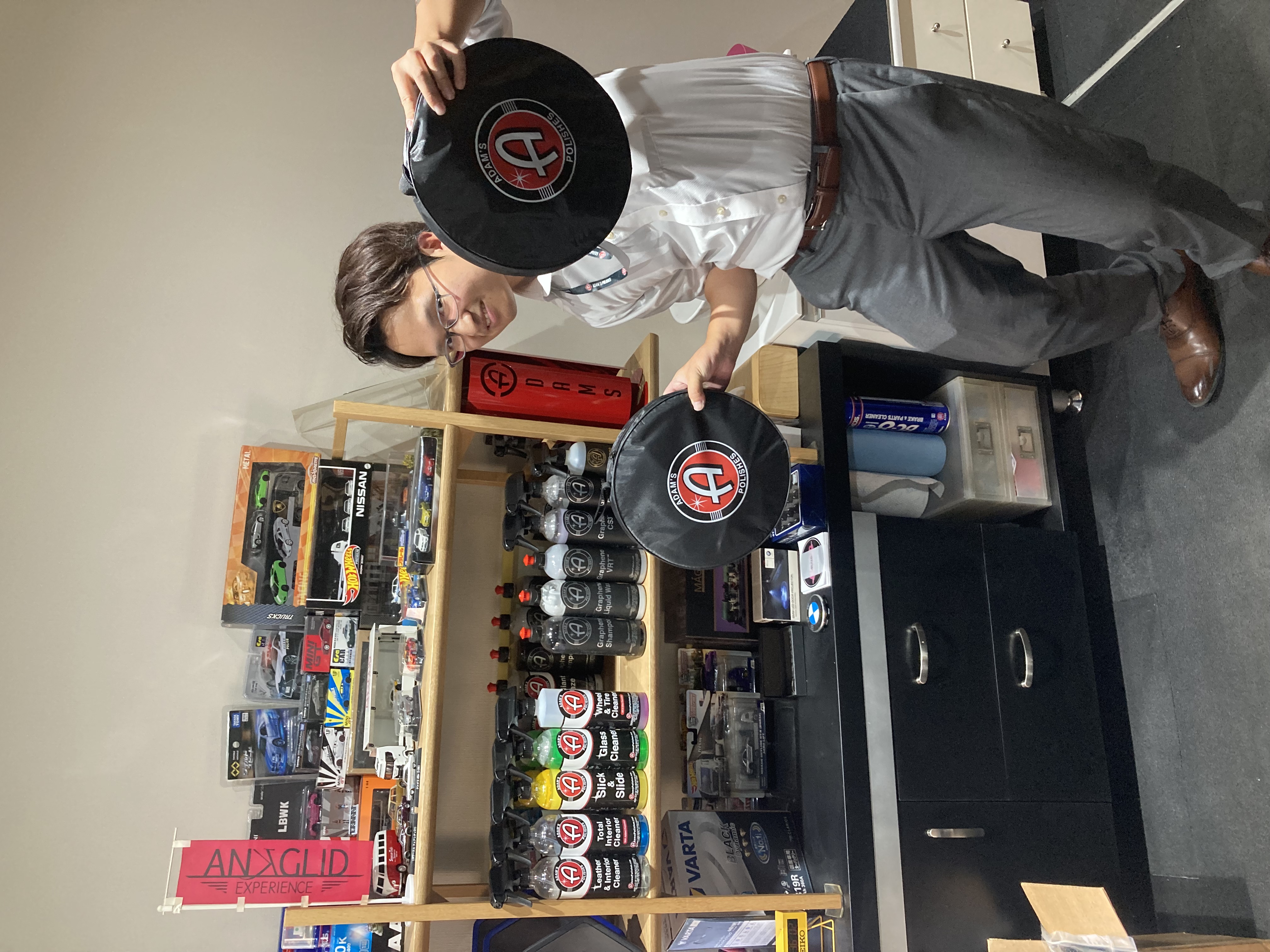 本日アダムスポリッシュ製品在庫補充に担当横田さんが来てくれました!!