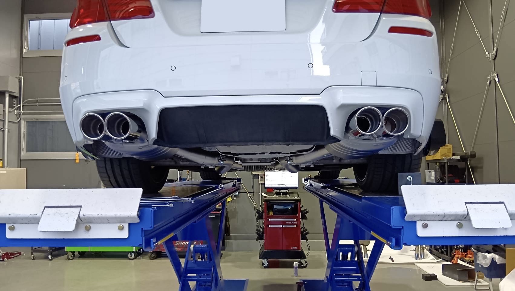 【実績紹介: AKRAPOVICのマフラー取り付け🚗💨】