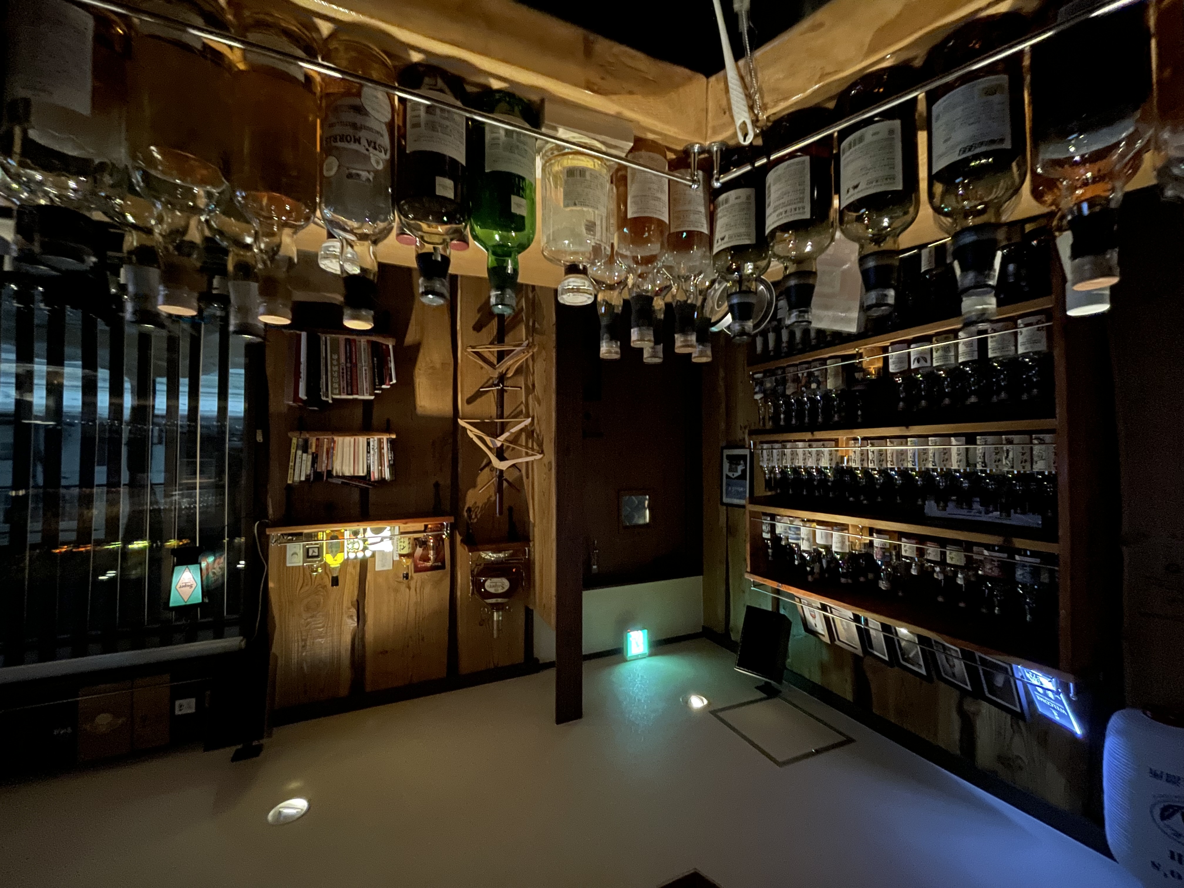 明日の建国記念日はご予約をいただきましたので18:00より営業いたします。