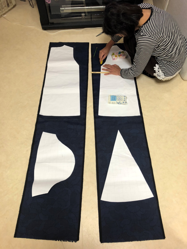 着物地を裁断中。幅が決まっているので、足りない部分はハギます。
