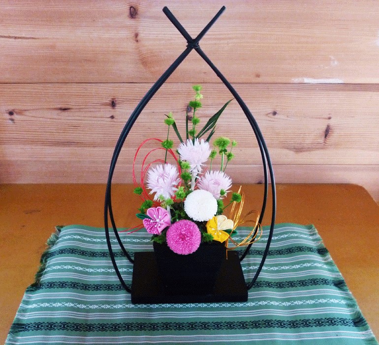 お正月アレンジメントやしめ縄飾りにつまみ細工のお花を開発＆販売しています。　～しめ縄の由来とは～