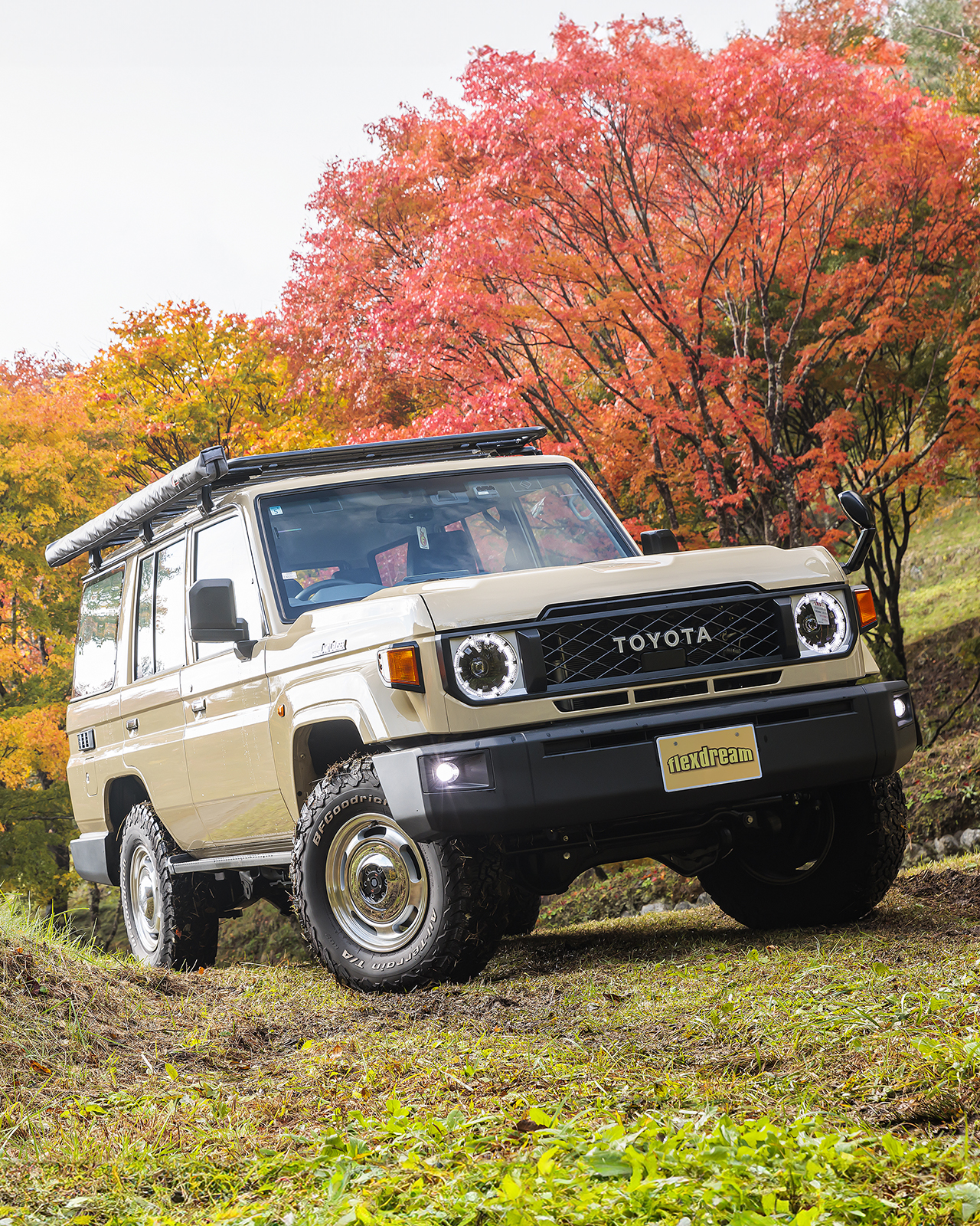お気に入りの丸目再再販ランクル70で 紅葉狩りドライブ🍁☺️👍