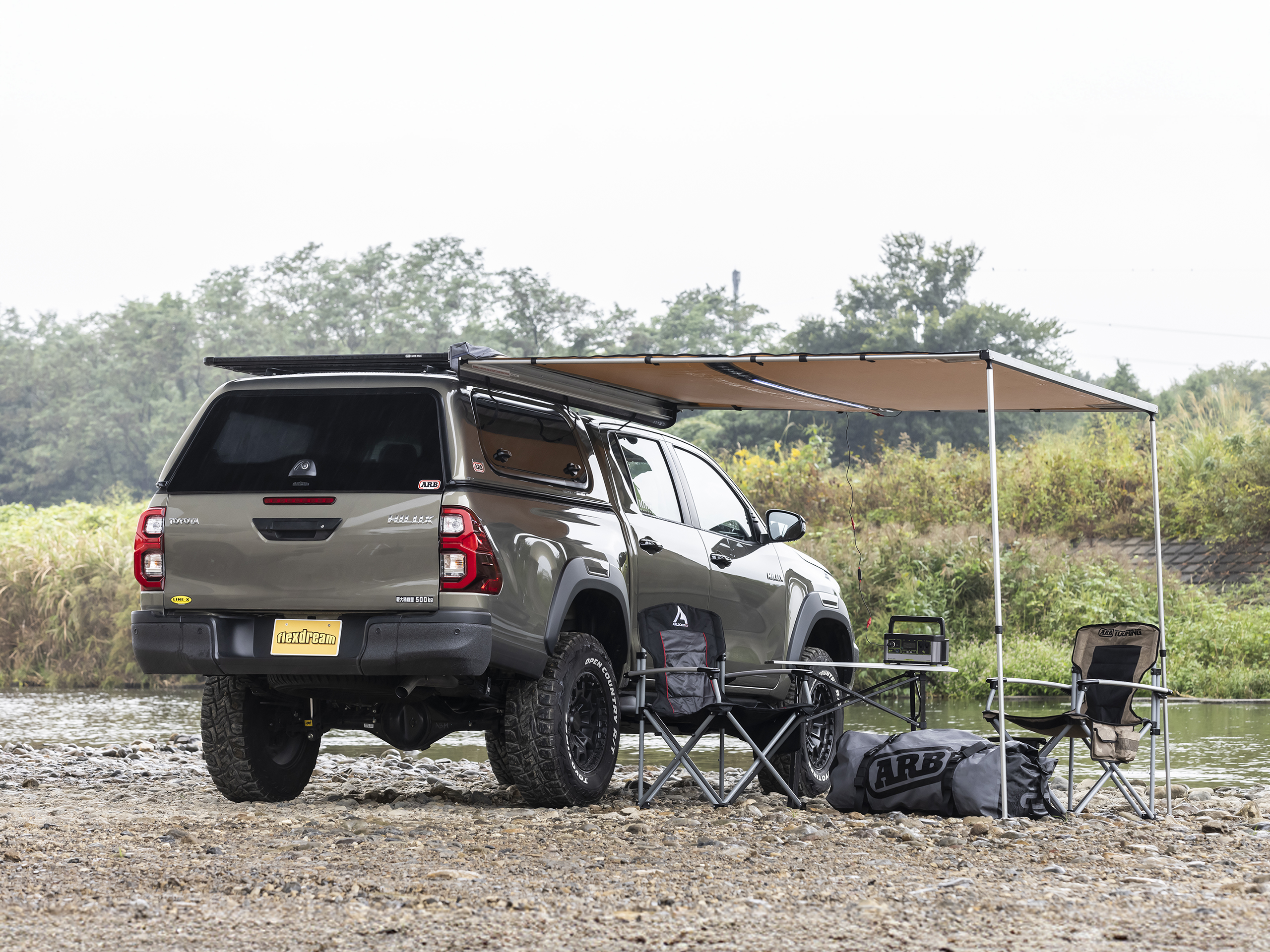 ハイラックス×ARBサイドオーニング♪ 簡単に設営できるので急な雨でも安心です☔️😁