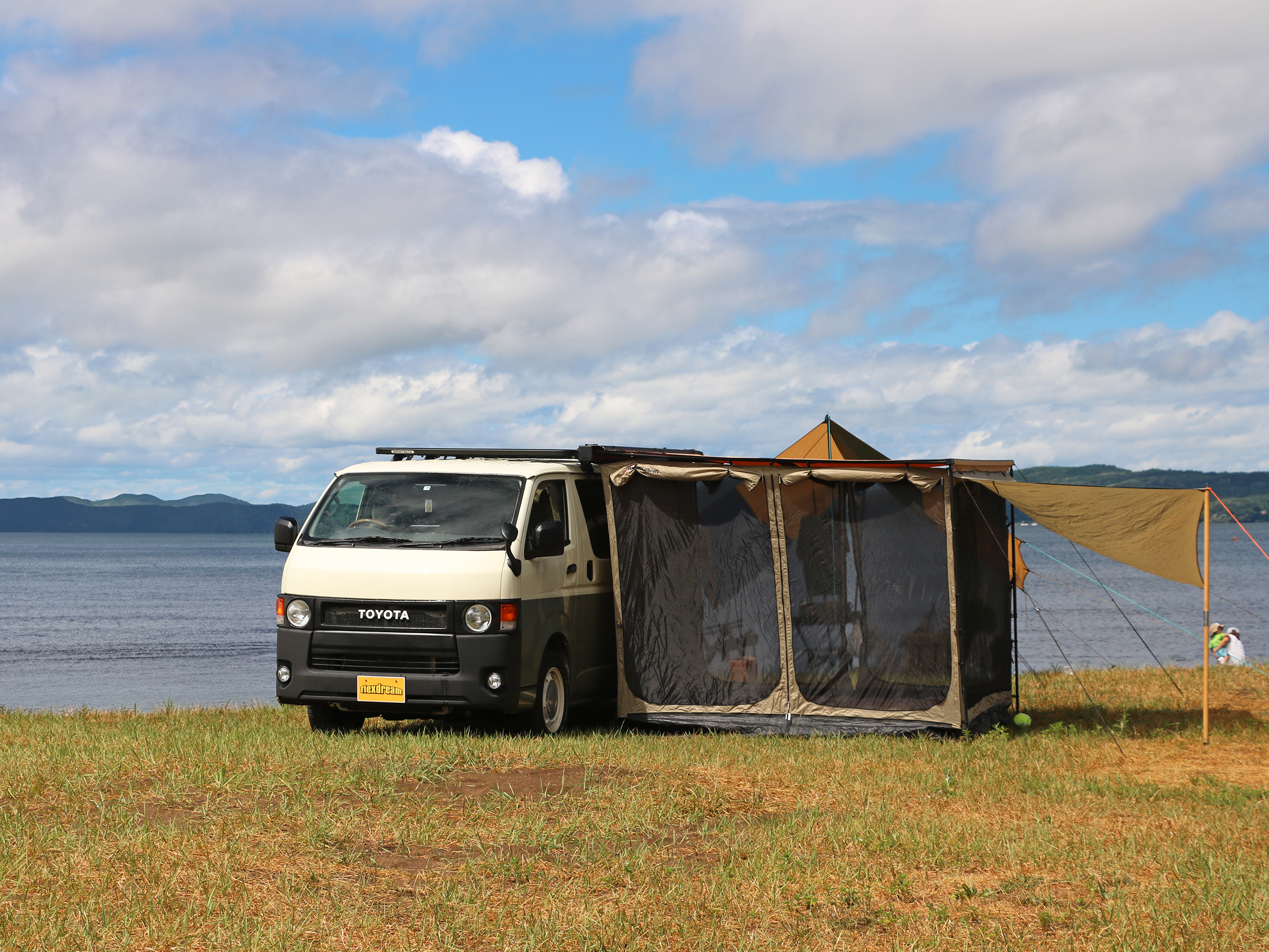 車中泊仕様のハイエース+ARBサイドオーニング+オーニングルームなら、簡単車中泊キャンプ可能です!