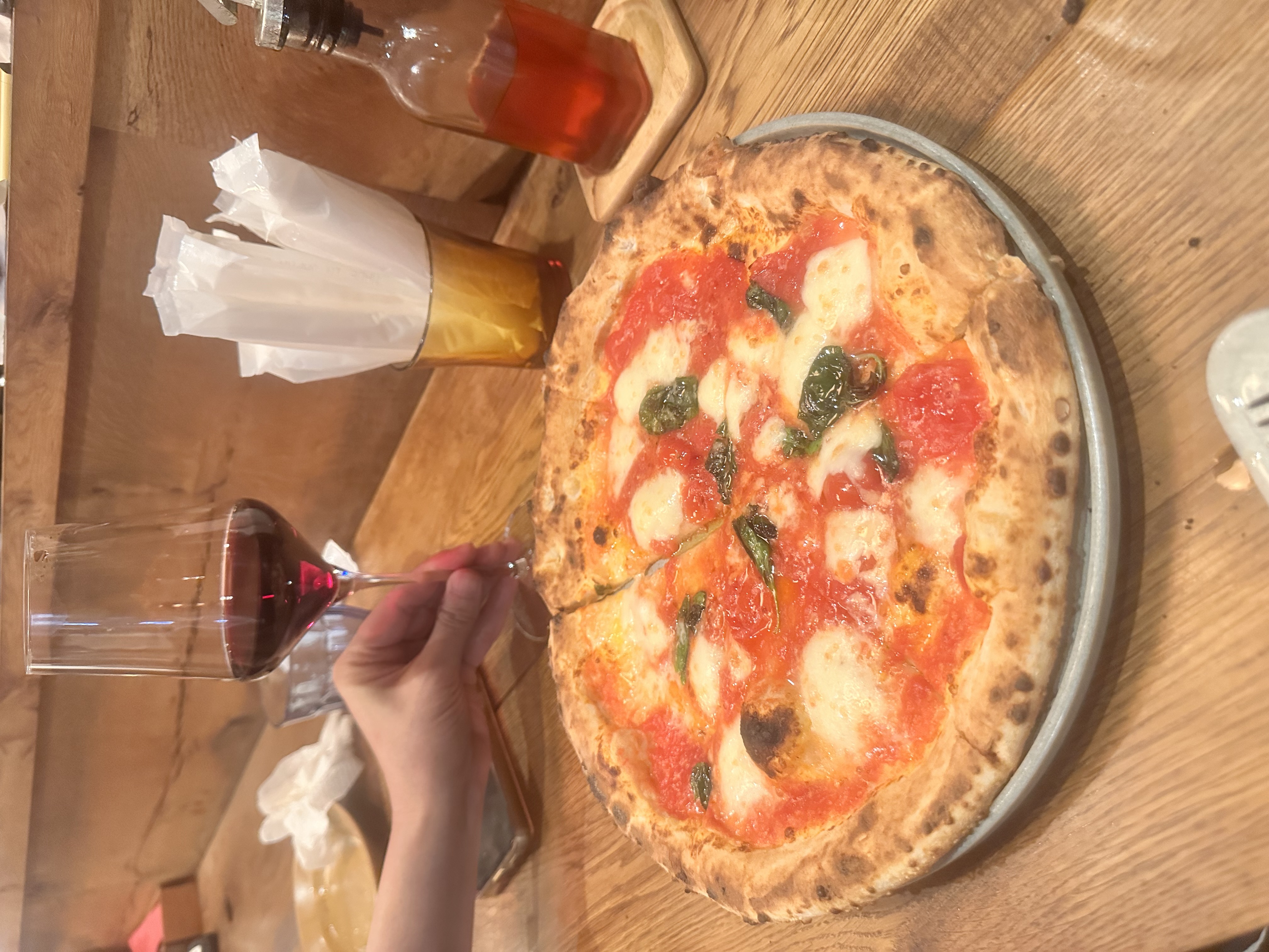 「ナポリのピザ生地」を超人気店の薪窯で焼いてくれました！