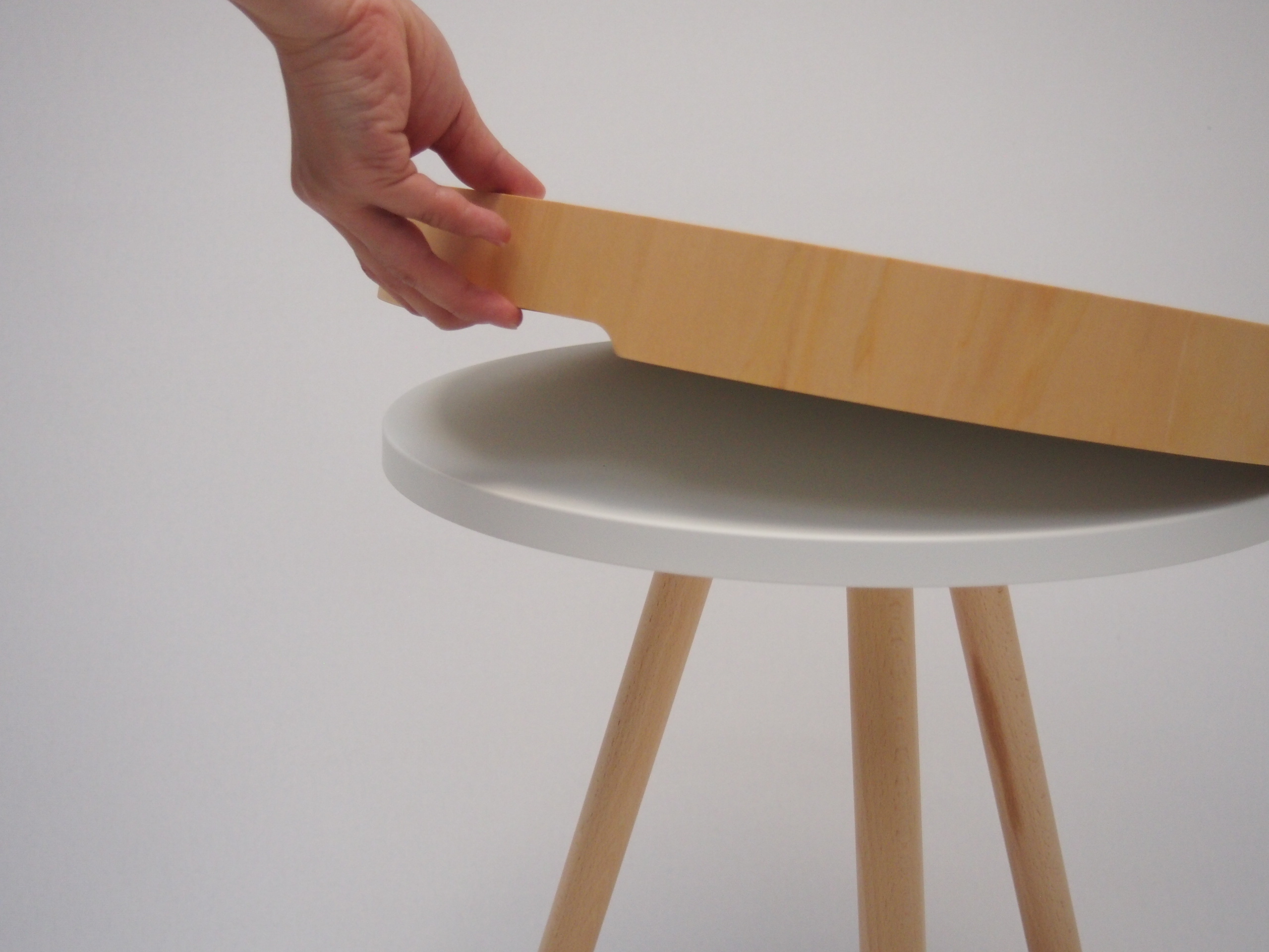 サイドテーブルの天板を取り外してトレーとして使うことができる、「BY TRAY TABLE」