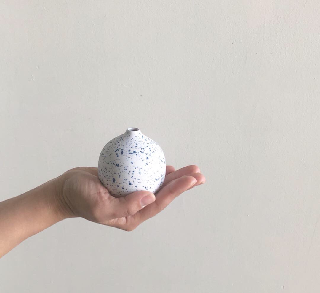 これからの季節に向けて　可愛らしい一輪挿しの花器が新入荷しました。