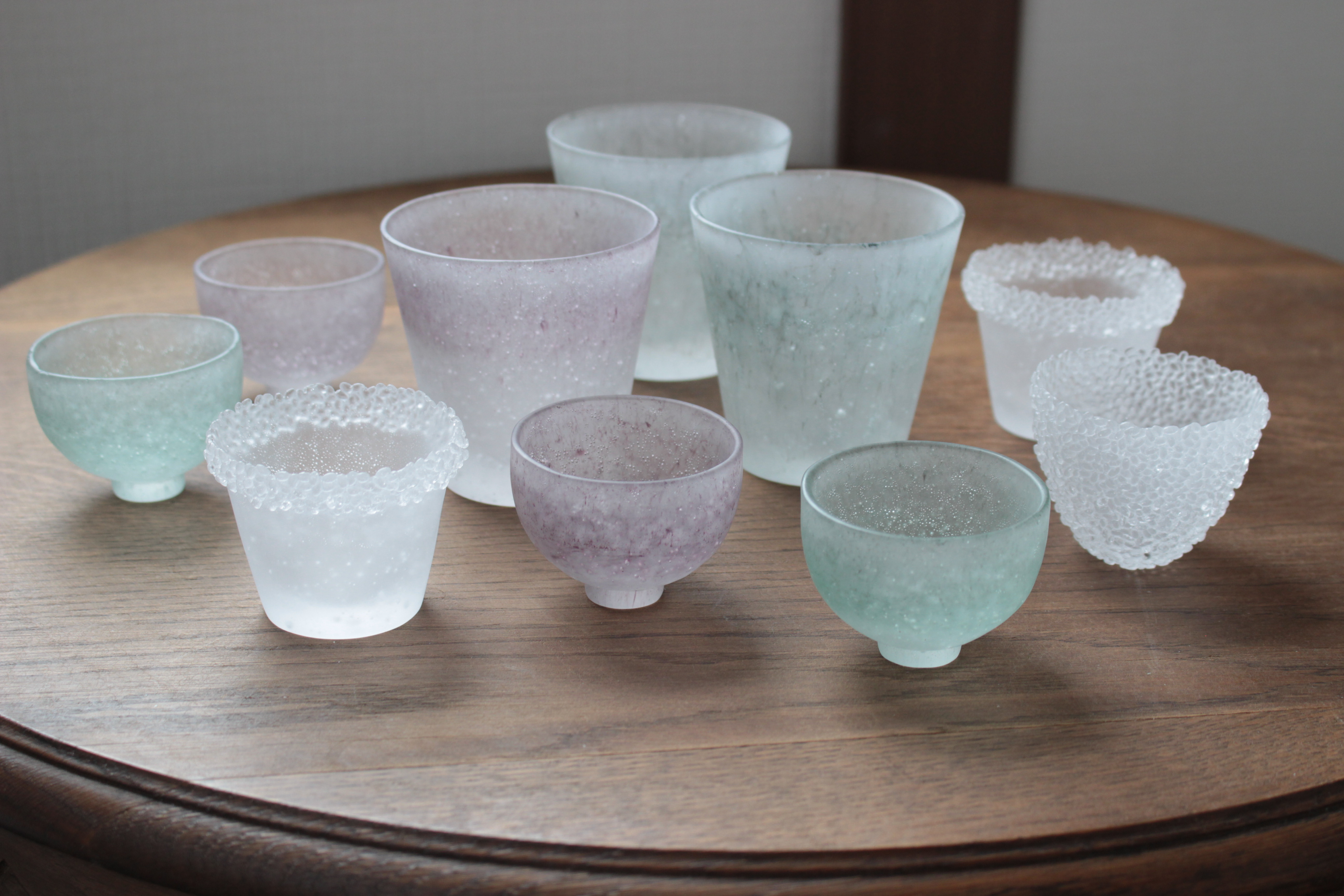 光に浮かぶ景色や質感を愛でていたくなる。藤村恵里さんのガラス作品、入荷しました。