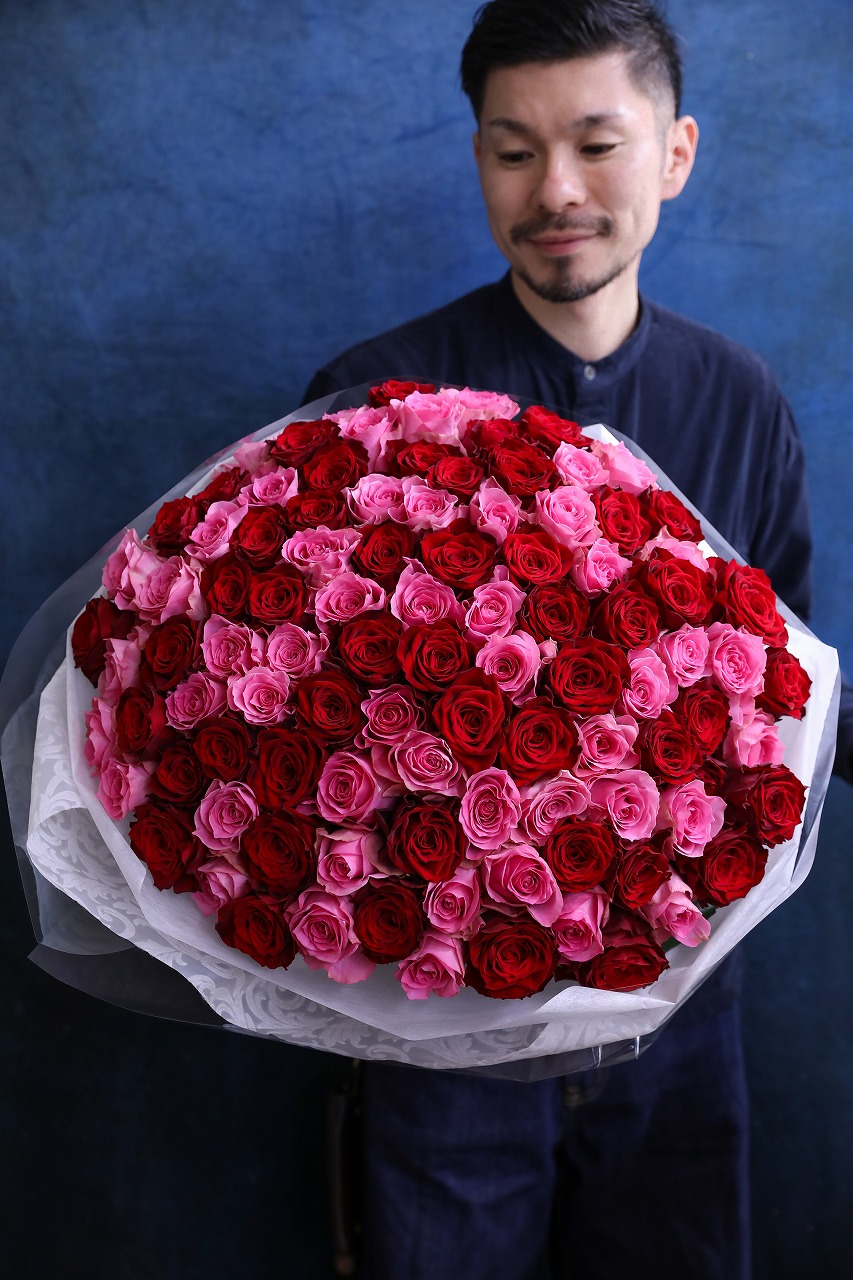 🌹１７，９５２本目🌹 【ウェディングにて贈る 赤+ピンク100本のバラ花束　2022/12/02