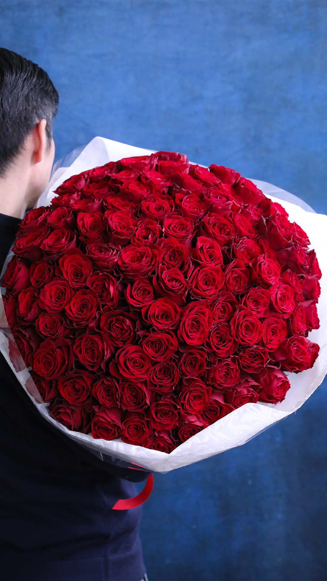 【ラッピング動画：白ラッピング×赤リボン】 プロポーズに贈る赤バラ100本の花束