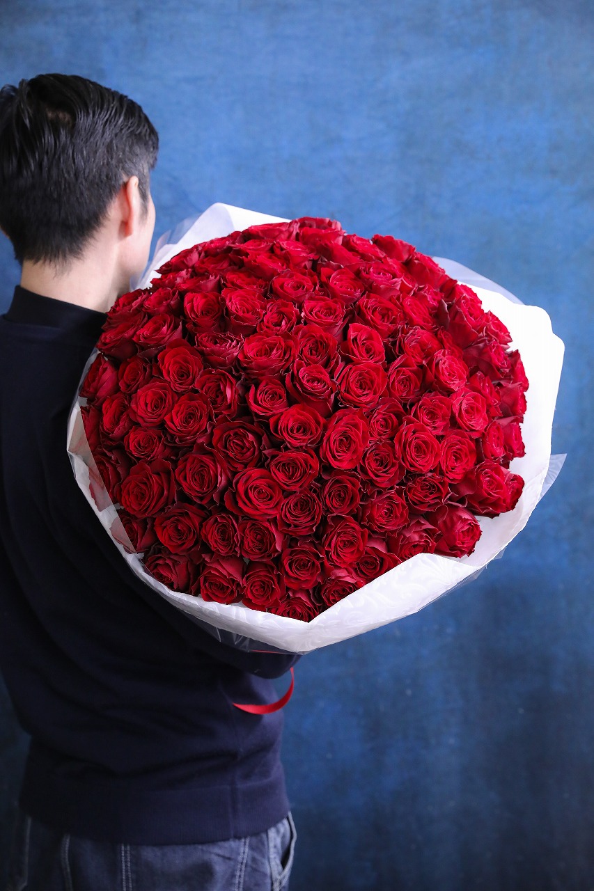 【白ラッピング×赤リボン】 プロポーズに贈る赤バラ100本の花束