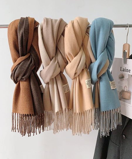 「30代女性の冬のスカーフ活用術: 暖かさとおしゃれを両立する巻き方」