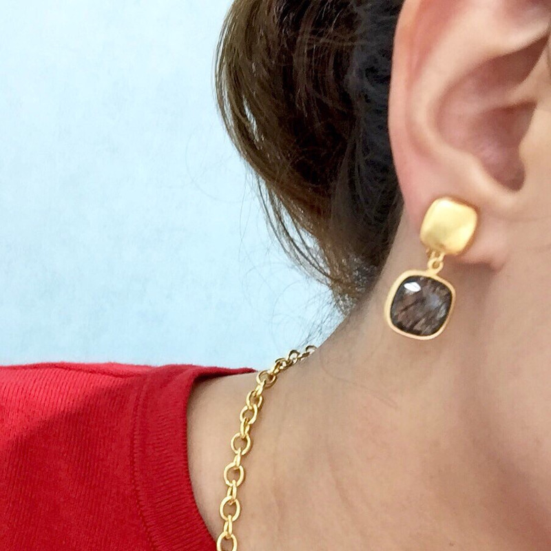 モダンでスタイリッシュなピアス