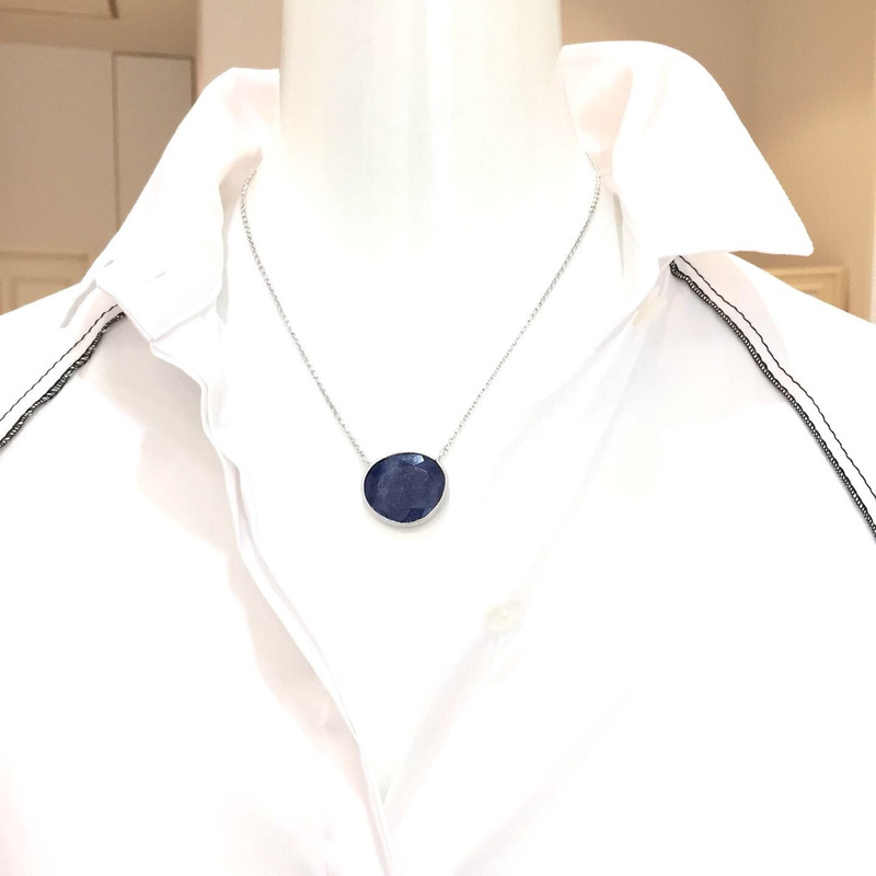 立て襟シャツ×ネックレスコーデ
