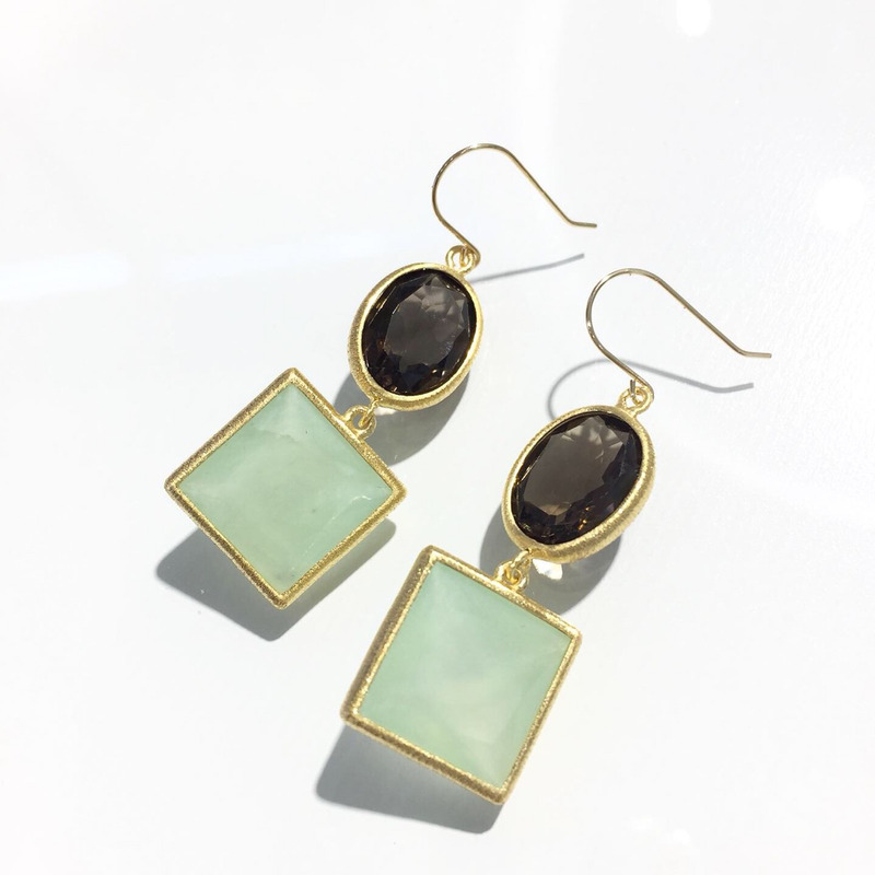 オシャレなカラーのコンビピアス