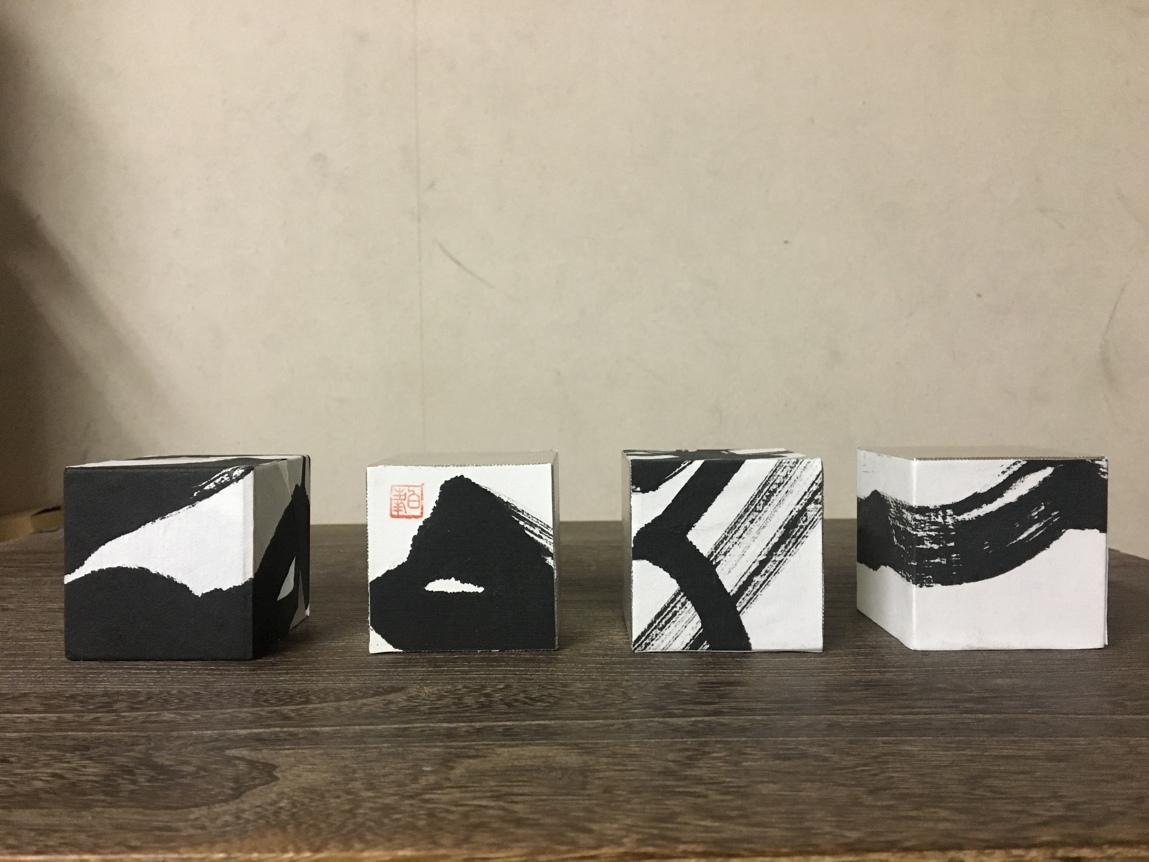 感性の豊かな方に、線のかすれやにじみを楽しんで頂けるキューブアート