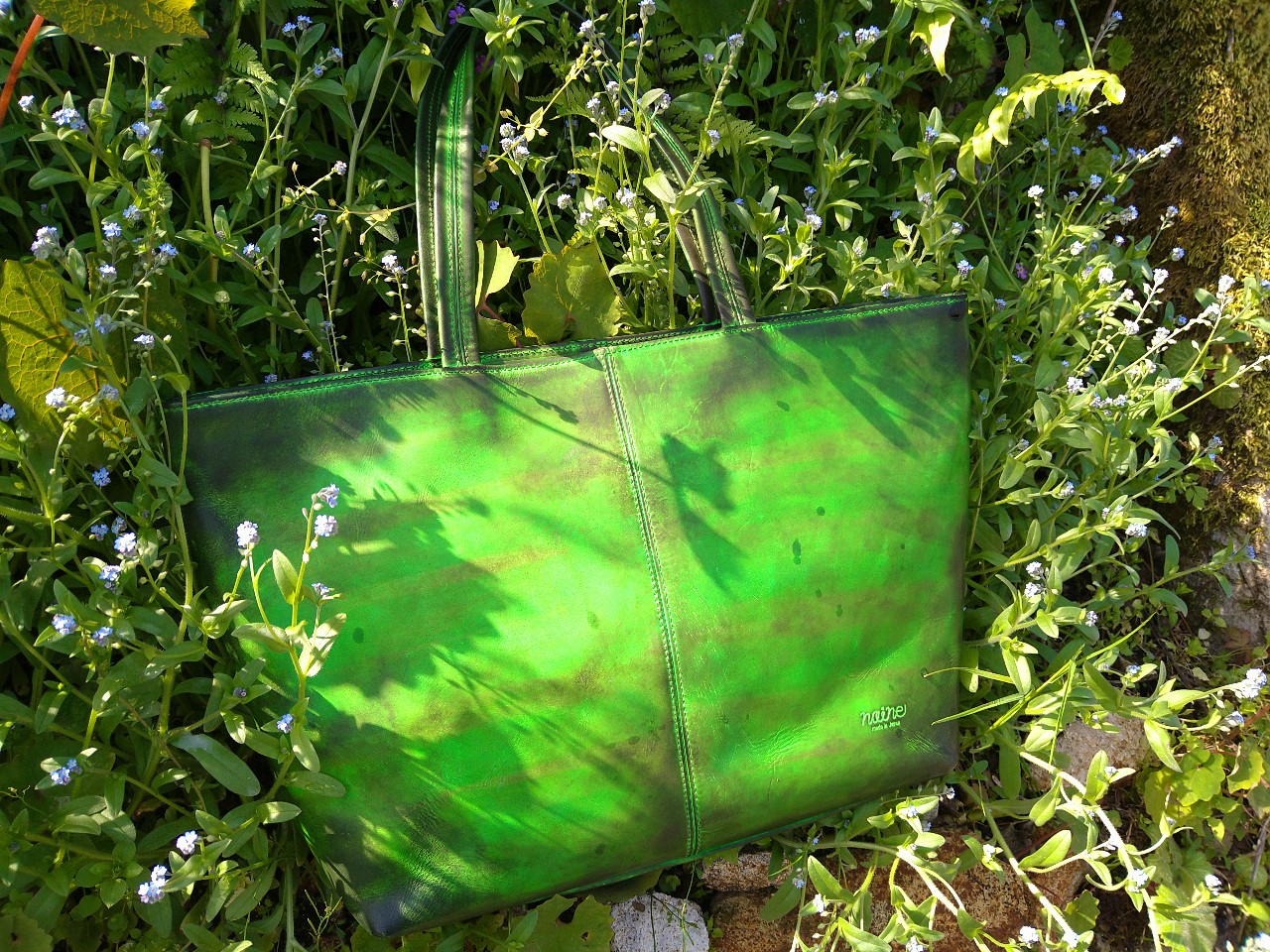 新緑の季節に映えるパティーヌトートバッグ　グリーン
