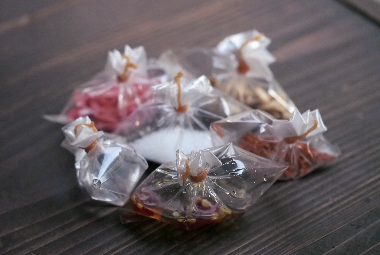 持ち帰り用の調味料は慎重に開けましょう。