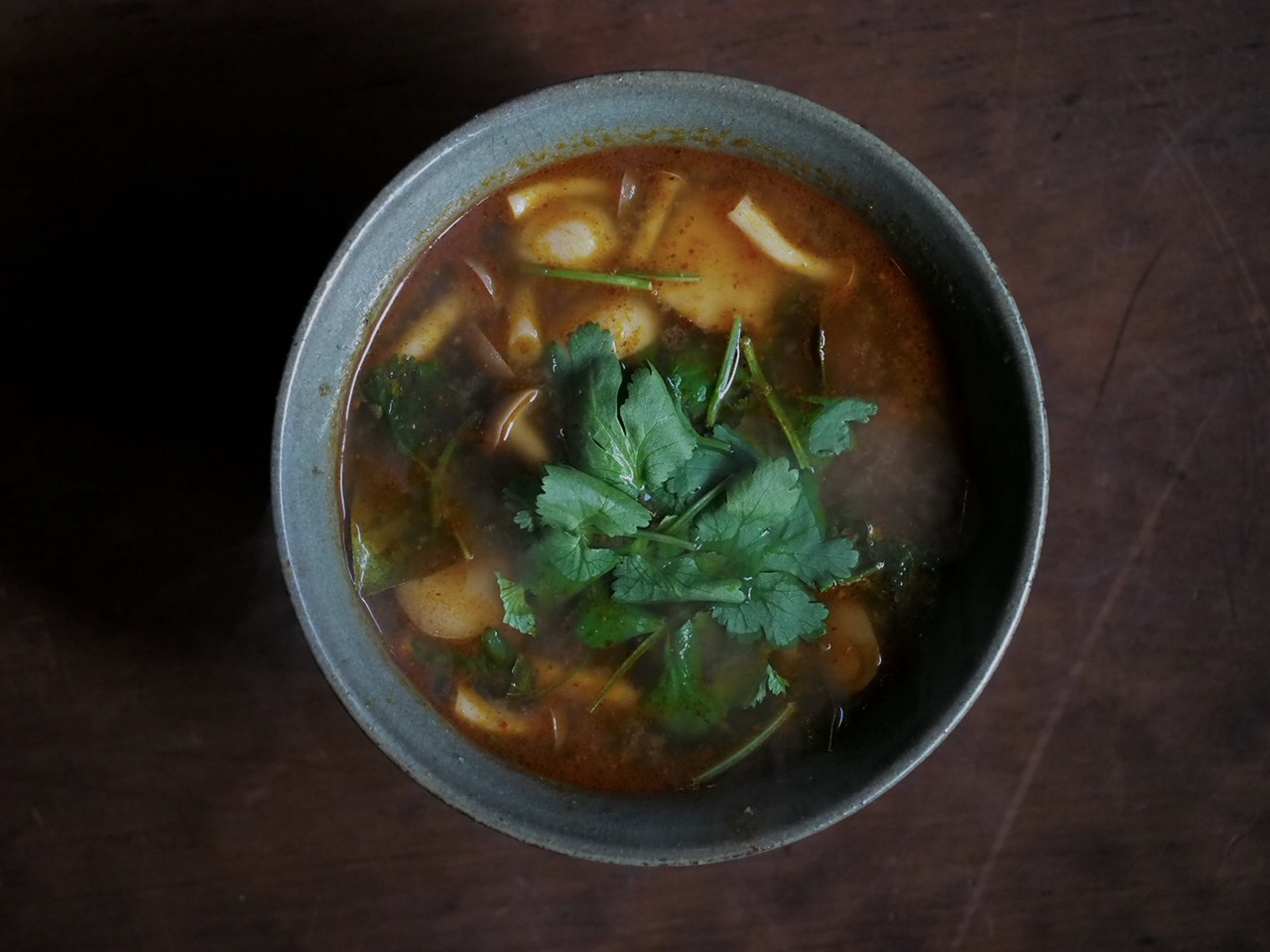 トムヤムガイ(鶏肉入り辛酸っぱいスープ)