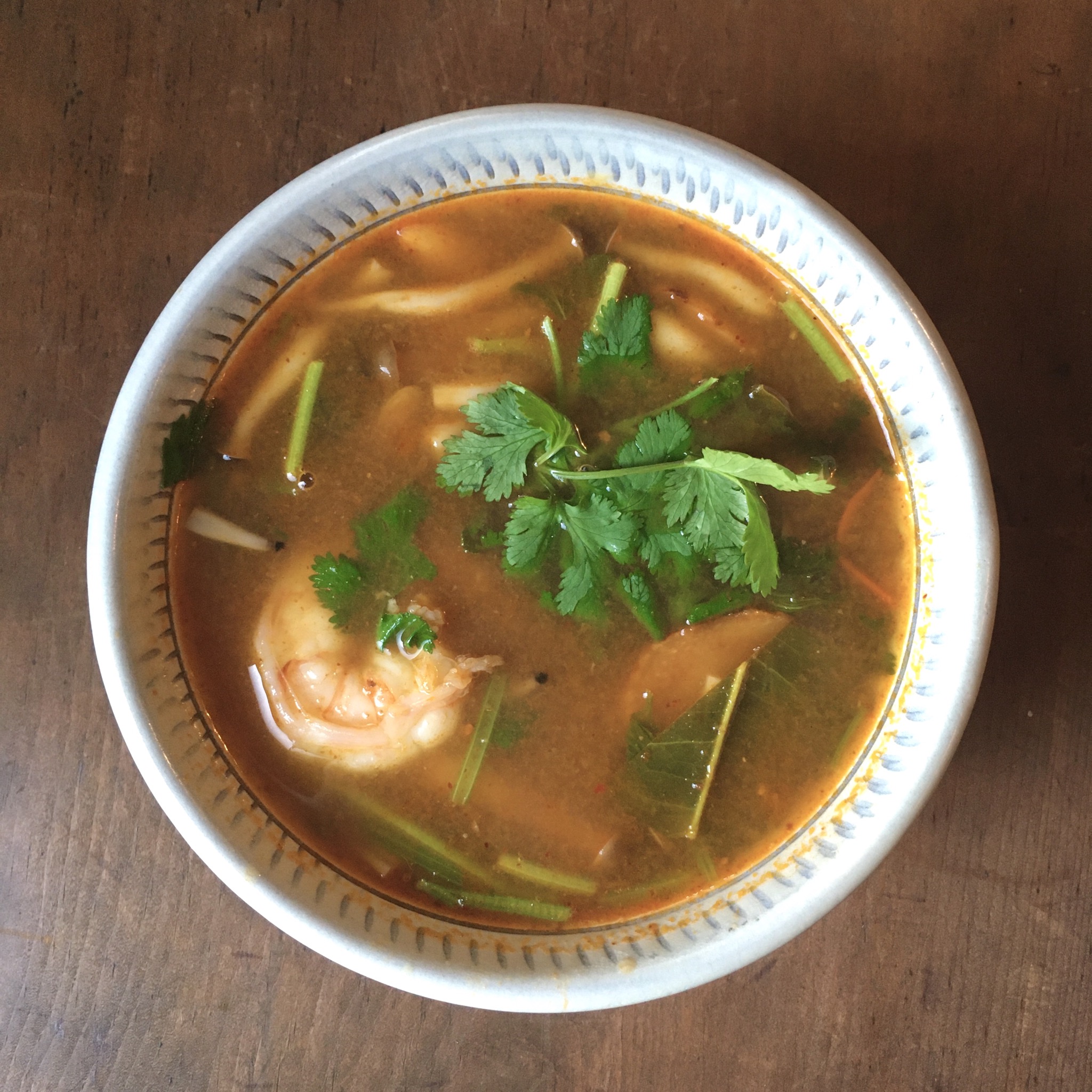 トムヤムクン(海老入り辛酸っぱいスープ)