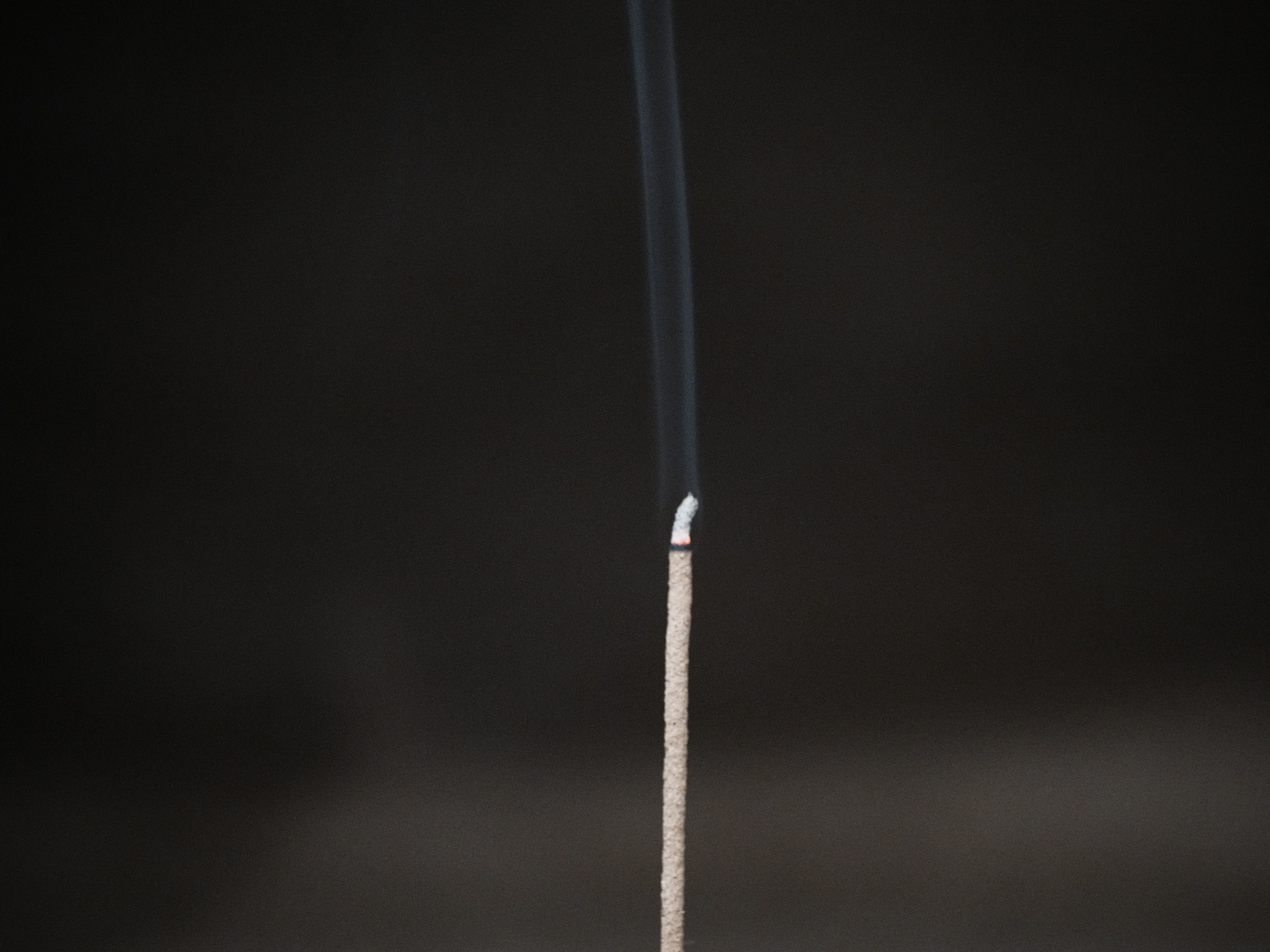 香りを選ぶのではなく、「空気」を選ぶ。お香の概念を書き換える、一本の提案。