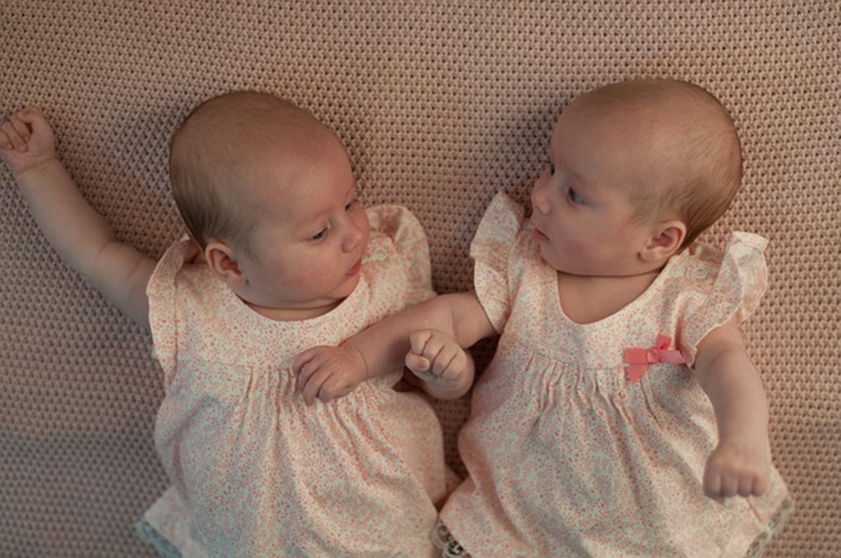 双子の出産祝いに迷ったらママパパおそろいのデザインのロンパースがおすすめ！