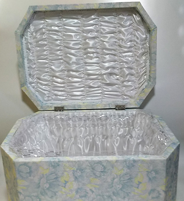 花柄のペット用棺桶です。