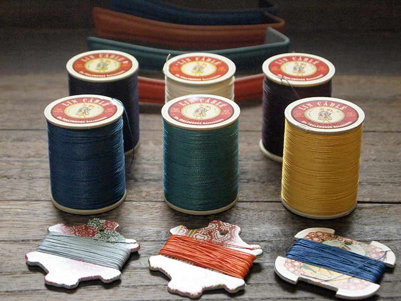 キーホルダー、イタリアの植物タンニン鞣し革にフランス製の麻糸