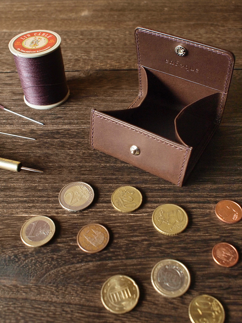 チョコ色の手縫いボックスコインケース。