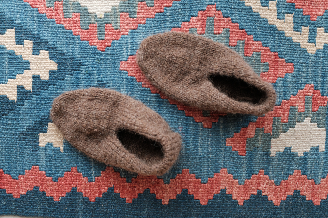 - ENES SLIPPERS -