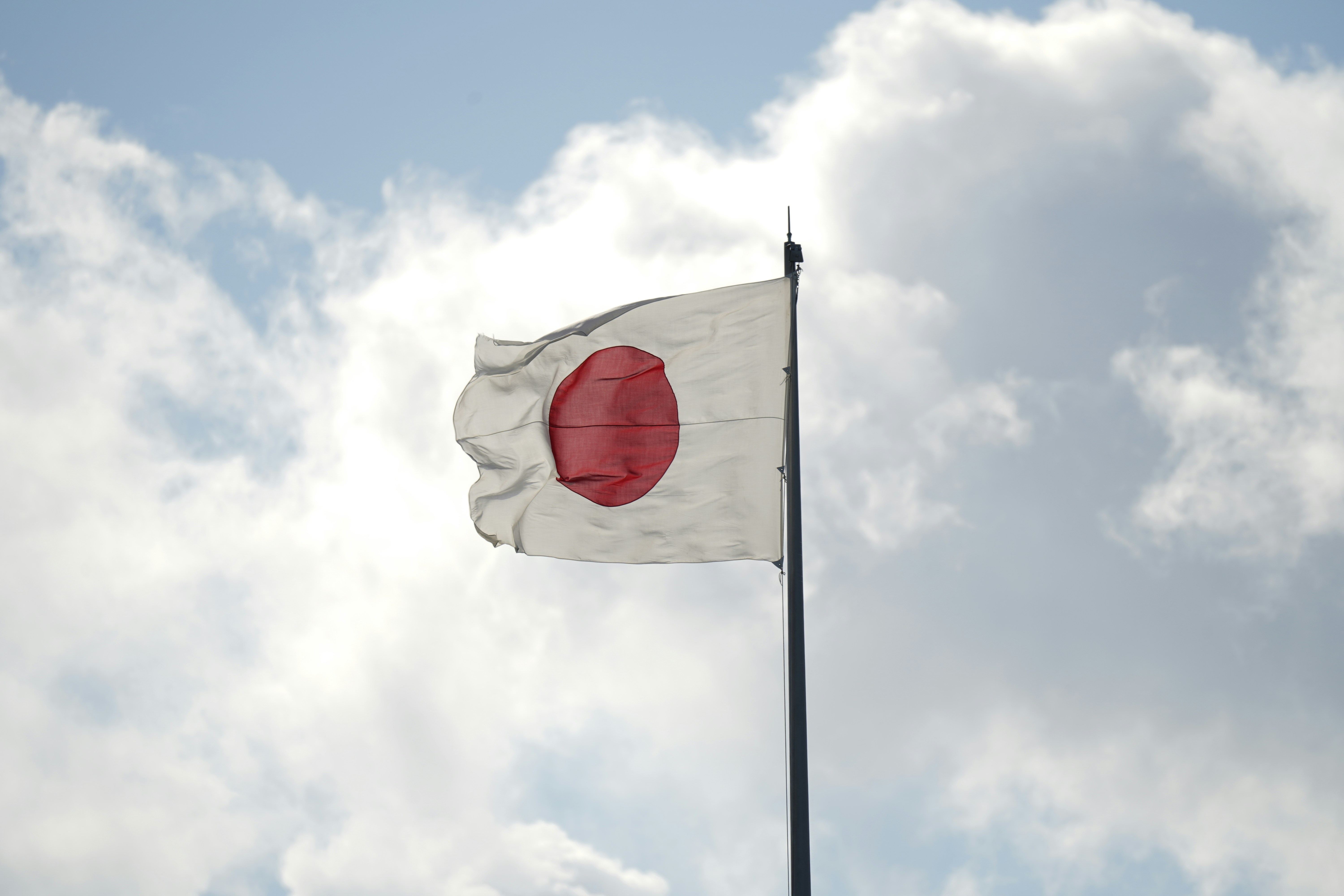 天皇皇后両陛下、硫黄島で戦没者を追悼。戦後80年の「慰霊の旅」始まる。