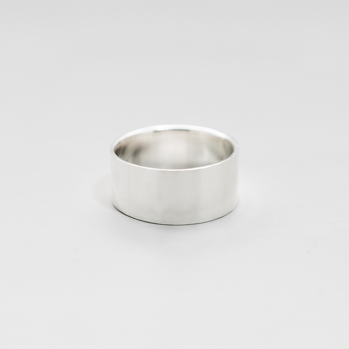 【新作】8.0mm幅のシルバーフラットリング、手元を彩る洗練されたボリューム感