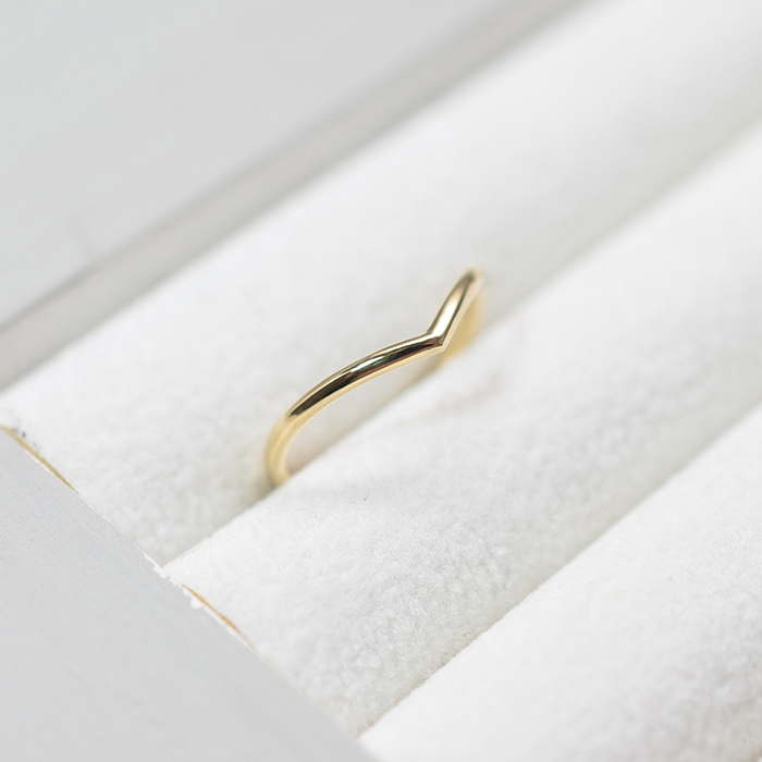 【新作】重ね付けを楽しむ、1.5mm幅のV字真鍮リング