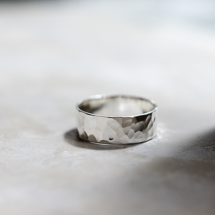 <商品紹介>シルバーフラットリング 7.0mm幅 槌目|FA-209