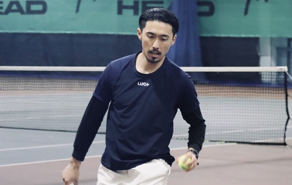 ジュニア時代の錦織圭選手から殊勲の星！　実力派、河原コーチが語るニューブランド・LUC+の魅力とは！