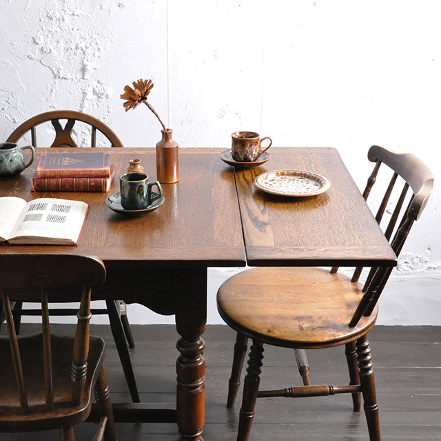 クラシックなアーコールのテーブル