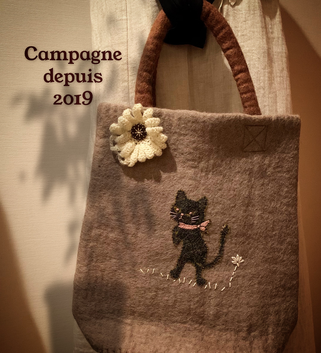 シンプルなフェルトトートにhandmadeプラス
