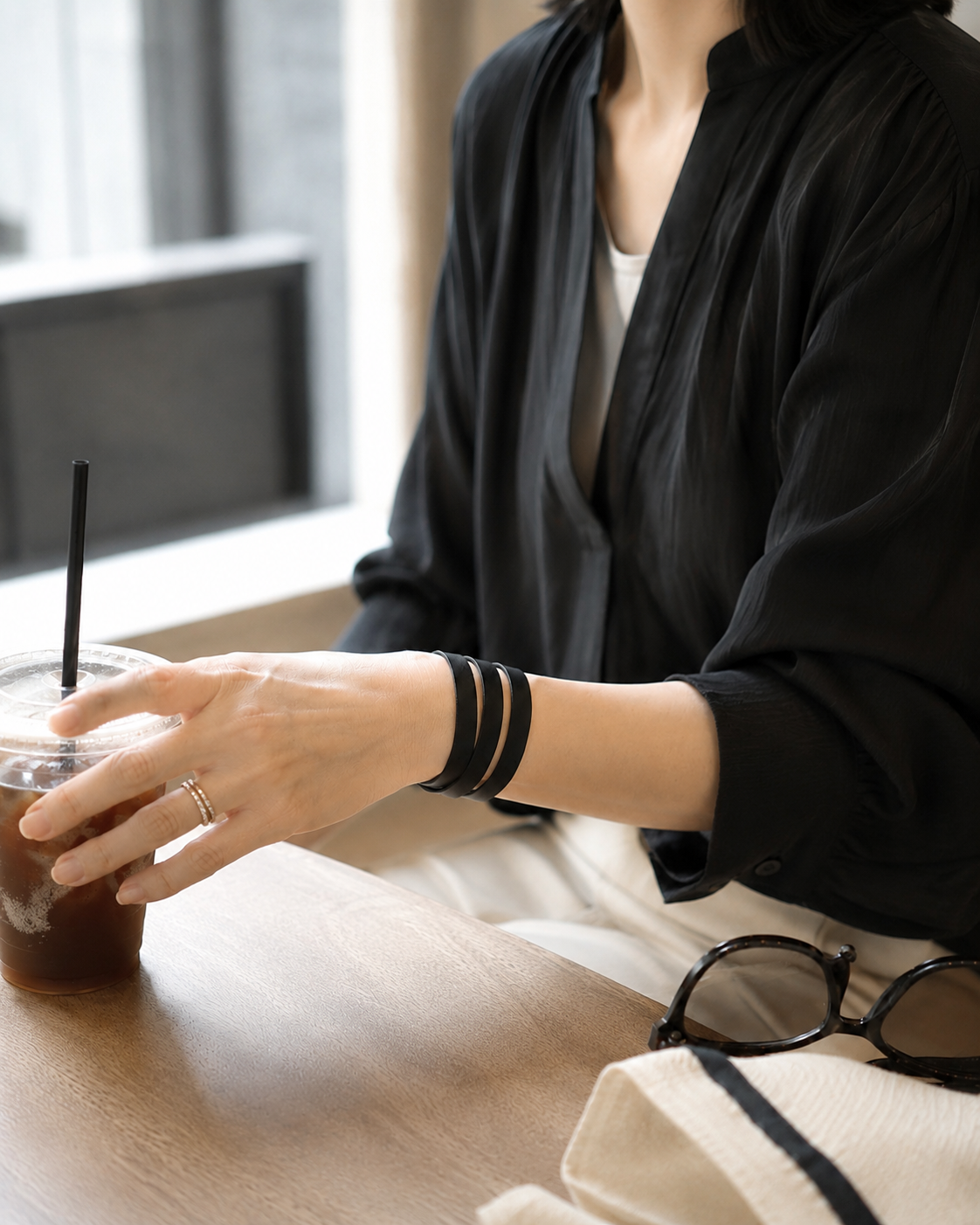夏の装いを引き立てる、3wayレザーブレスレット。