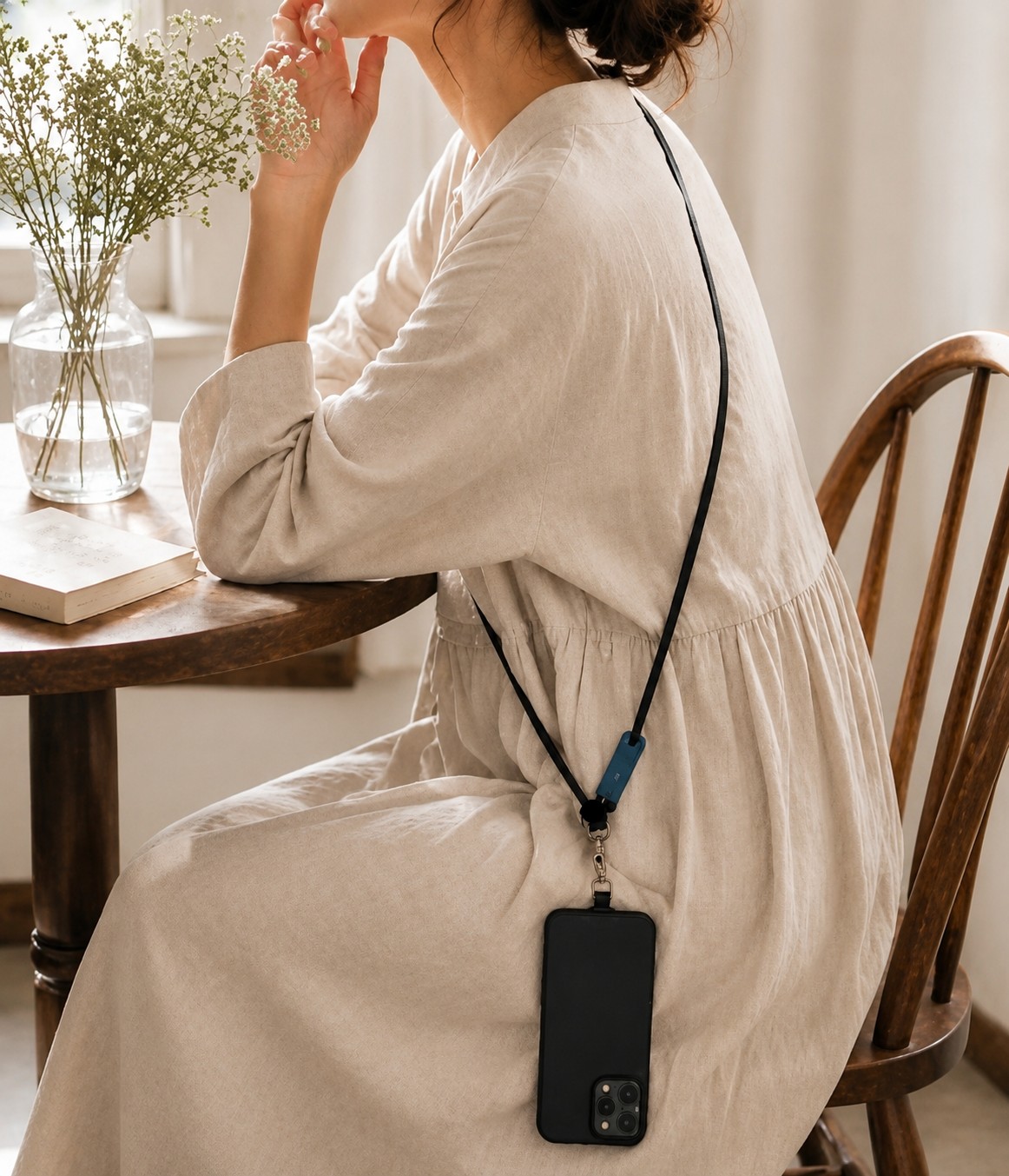 大人の装いに馴染む、スマホショルダーストラップ