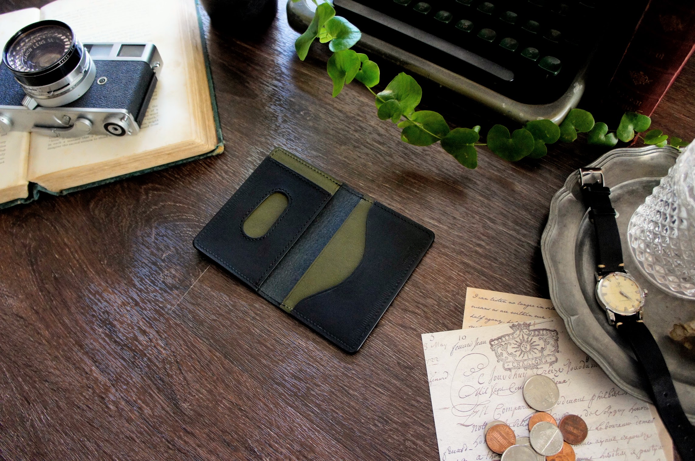 【新作】革色が自由に選べる、二つ折りパスケース