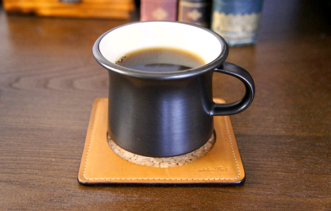 『温もりを添える、おうちカフェ時間…レザーとコルクのコースター』
