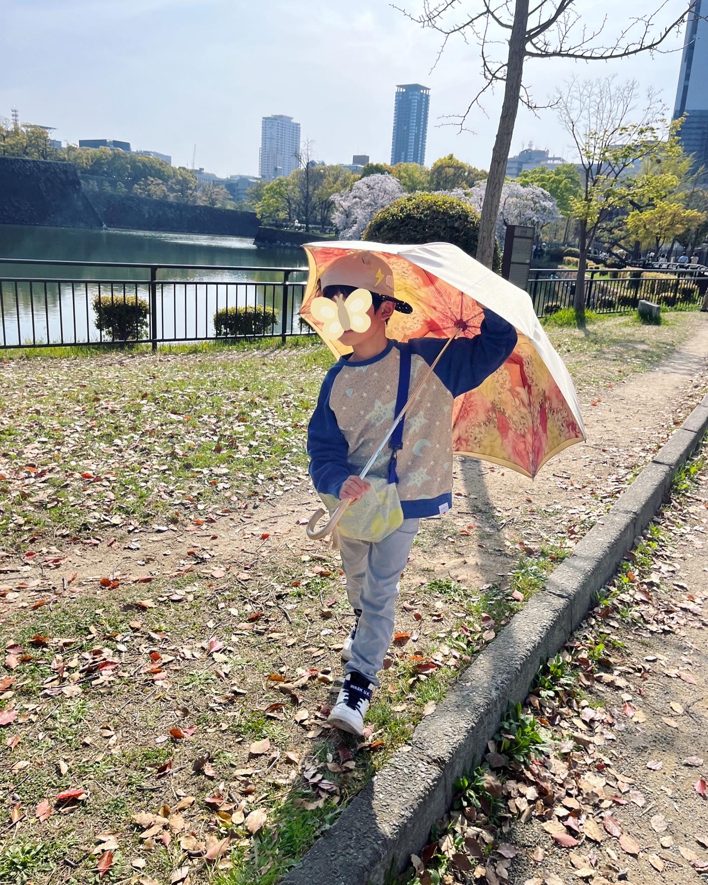 桜満開の大阪城と美人日傘と。