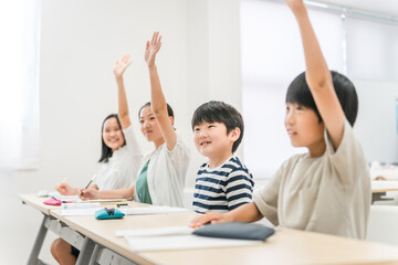 手を上げる