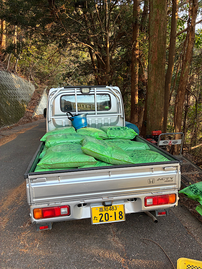 バーク堆肥を撒くよ