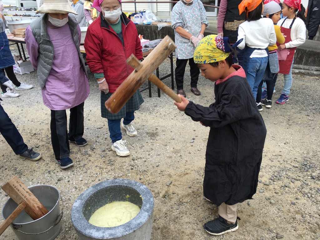 野囲いづくりの合間に