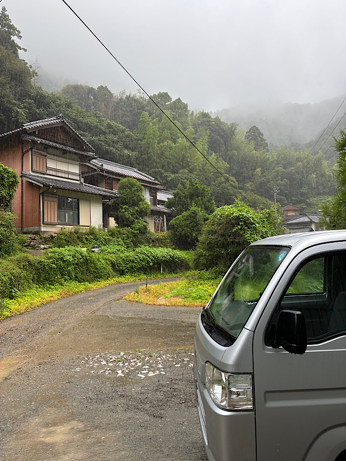 雨に降られる