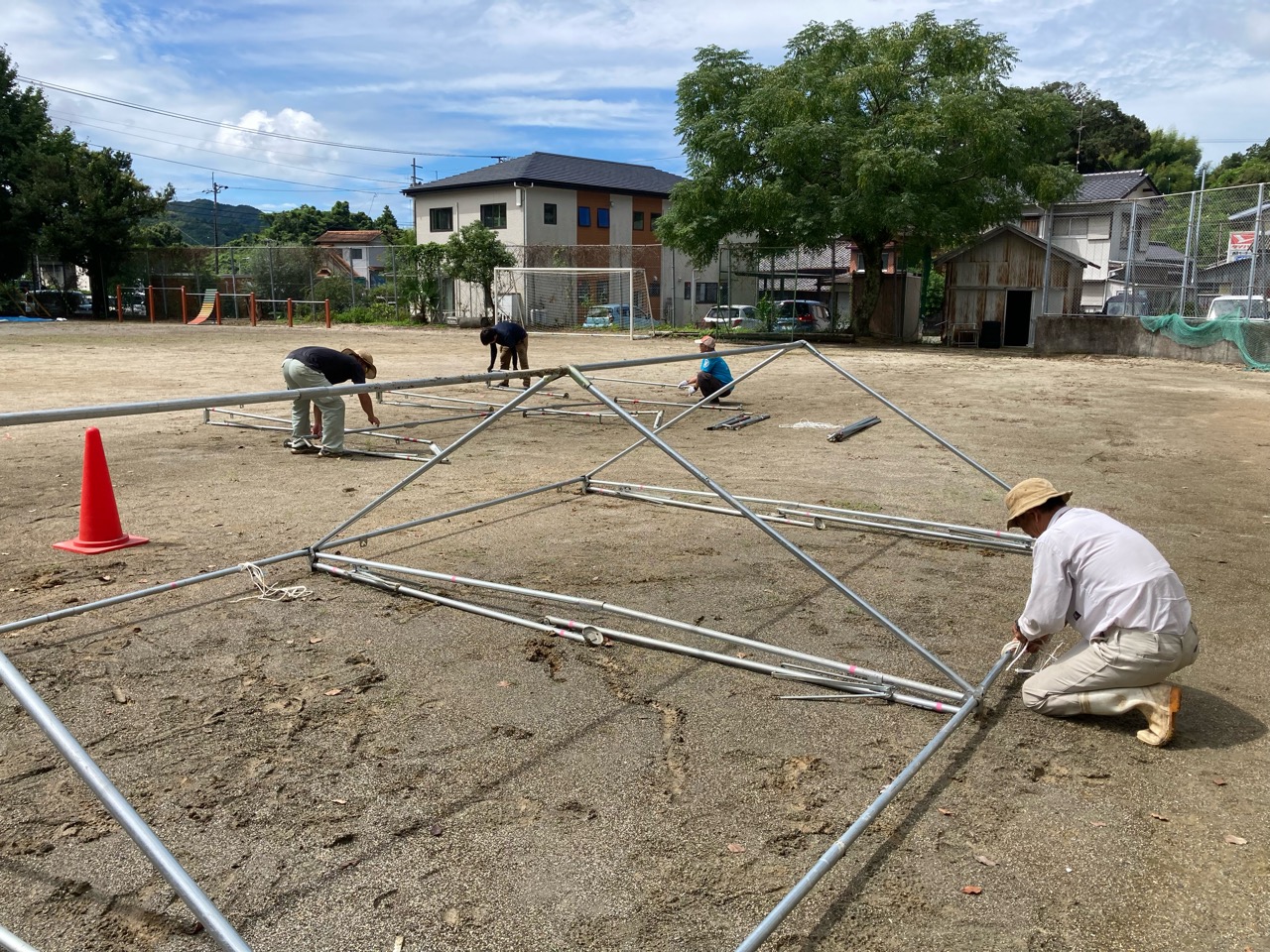 テントを建てに