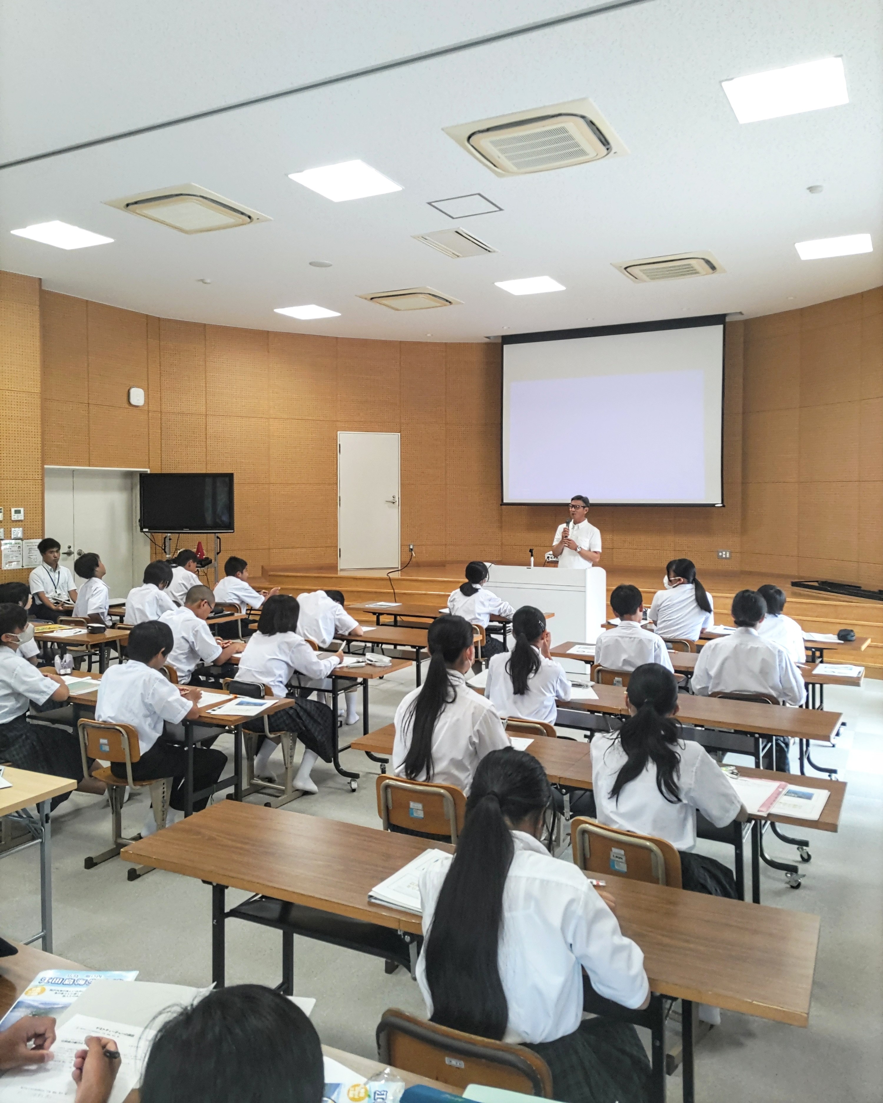 島の中学校でゲストティーチャー